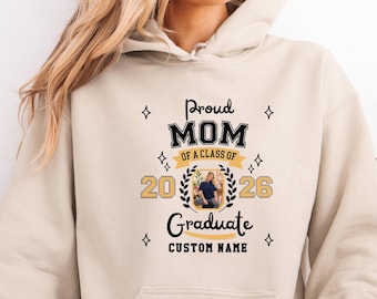 Juego de té a juego Gildan 18000 para la promoción de graduados de la generación de 2026 de Proud Family.