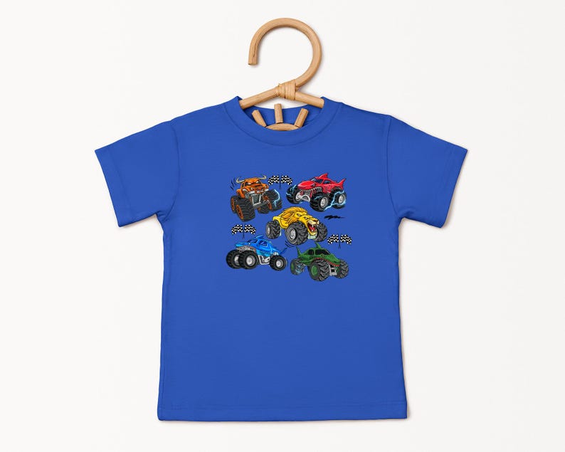 Puede incluir: Una camiseta azul real con un gr&aacute;fico colorido de seis monster trucks de dibujos animados. Los camiones son de varios colores, incluyendo naranja, rojo, amarillo, azul y verde, con neum&aacute;ticos negros y banderas a cuadros.