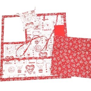 Peut inclure: Un ensemble de pochettes en tissu rouge et blanc avec différents motifs. Les pochettes sont en coton et présentent un motif à pois rouge et blanc, un motif floral rouge et blanc et un motif géométrique rouge et blanc. Les pochettes sont parfaites pour ranger de petits objets, comme des bijoux, du maquillage ou des fournitures de couture.