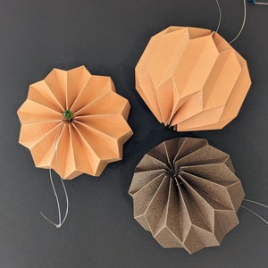 Boules de décoration de sapin de Noël, citrouilles d'Halloween, motif origami, prêtes à être découpées en cricut ou au laser.