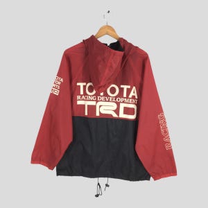 Jaqueta vintage Toyota TRD Motorsport Racing Car, tamanho médio, corta-vento vermelho, Toyota Motorsport, capa de chuva com capuz, tamanho M