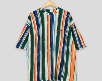 Camiseta vintage de los 90 de Nature Project con rayas multicolor y borde grande. Estilo grunge, urbano y retro. Talla L.