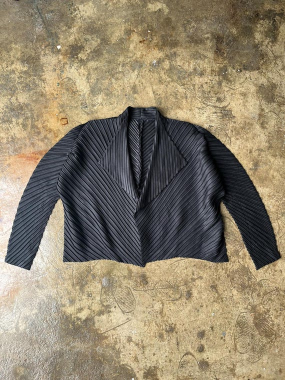 ISSEY MIYAKE 五分袖 ボレロ カーディガン ブラック ISSEY MIYAKE 五分袖 ボレロ カーディガン ブラック ISSEY MIYAKE 五分