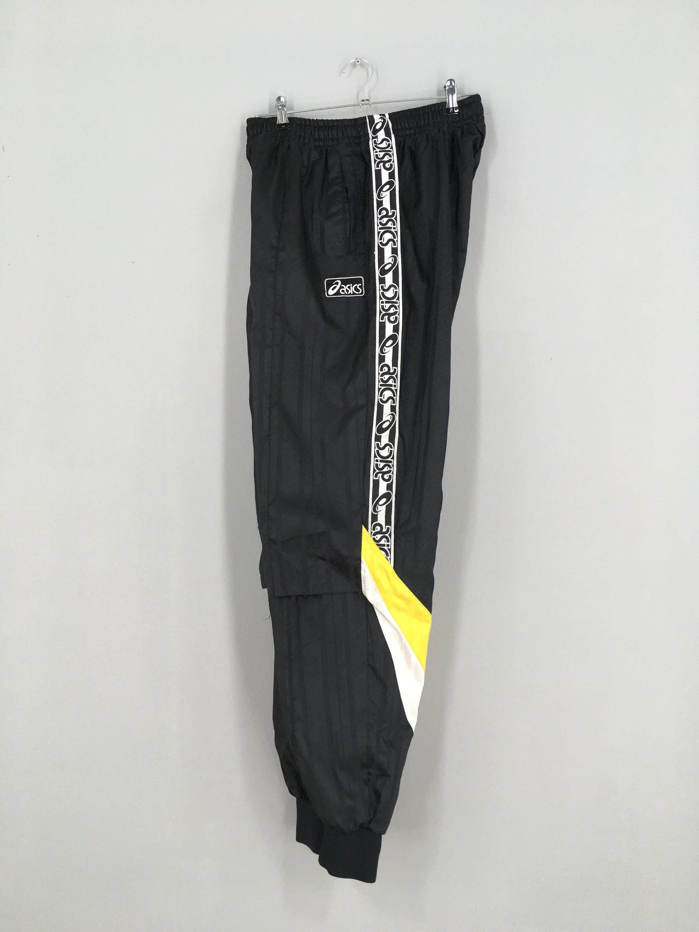 Asics Stretch Wvn Black Men Track & Field Trackpants: Buy Asics Stretch Wvn  Black Men Track & Field Trackpants Online at Best Price in India | Nykaa