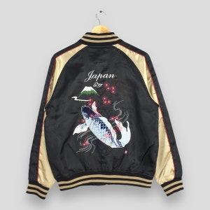Vintage Sukajan Japan Fish Koi Jacket Black Medium Fish Koi Fuji Mount Japanese Sakura Yakuza Style Embroidery Satin Souvenir Jacket Size M