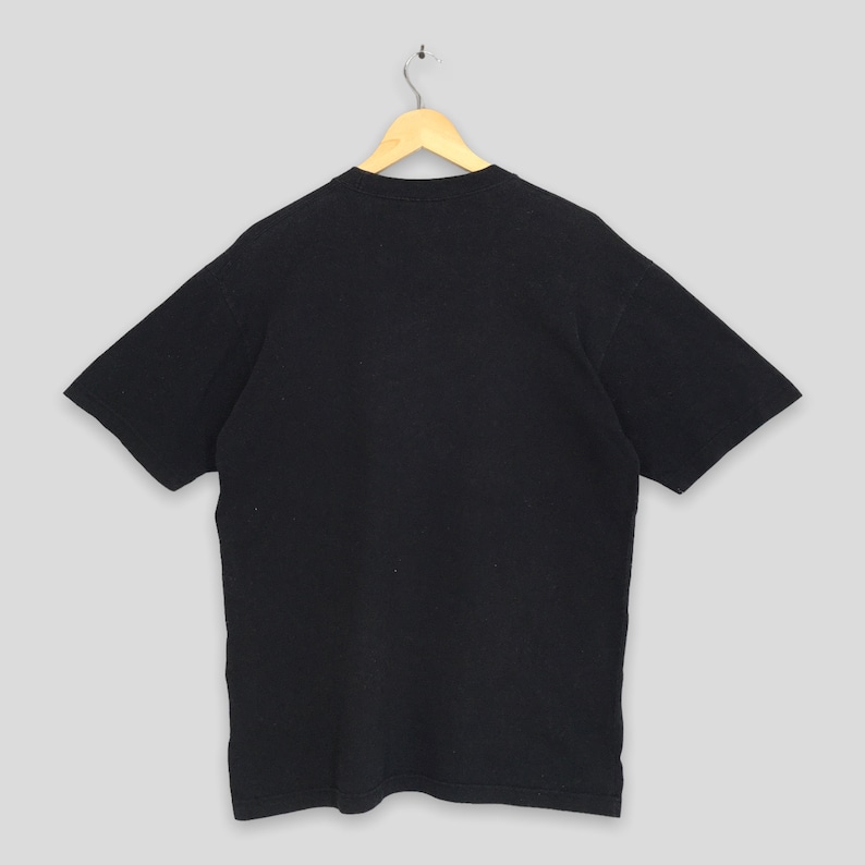 Może przedstawiać: Czarny T-shirt z kr&oacute;tkim rękawem i okrągłym dekoltem.