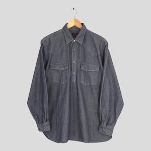 Può includere: Una tazza di ceramica bianca con manico nero e la scritta "But First, Coffee" in nero, in grassetto. La tazza è su una superficie bianca.