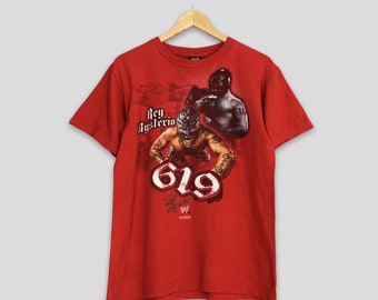 2008 WWE/ ミステリオ 総柄 レスリング Tシャツ 2008 WWE/ ミステリオ 総柄 レスリング Tシャツ il_1080xN