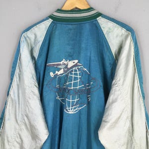 Vintage 1990-tals Avirex Japan Sukajan Satinjacka Medium Sukajan Broderi USAfa Flygvapnet Andra världskriget Souvenir Bomber Blå Jacka M bild 2