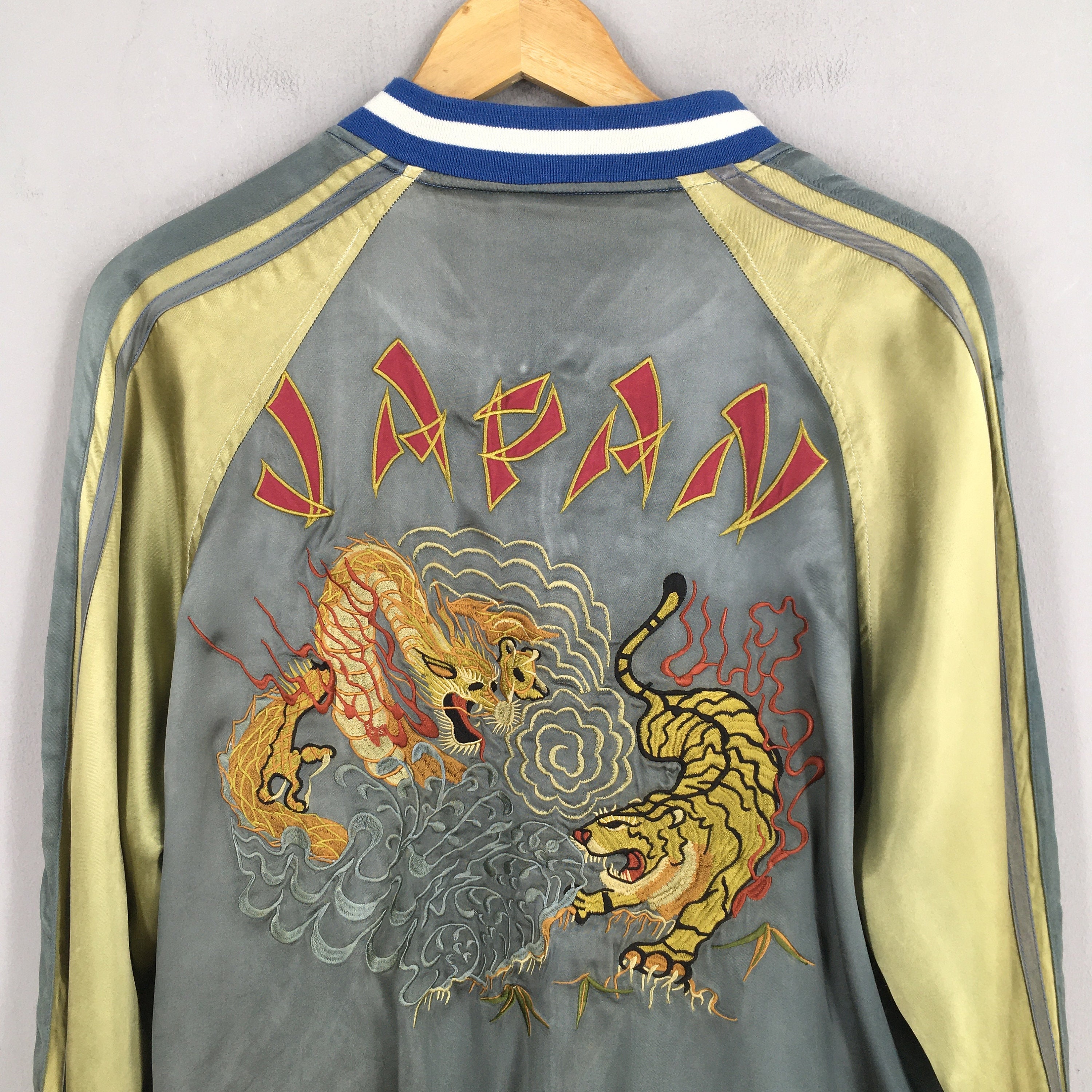 90s 別珍 Tiger & Dragon Souvenir Jacket VINTAGE 90s SUKAJAN JAPANESE SOUVENIR JACKET EMBROIDERED DRAGON