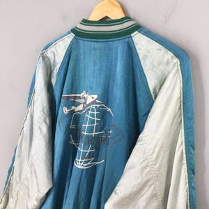 Vintage 1990-tals Avirex Japan Sukajan Satinjacka Medium Sukajan Broderi USAfa Flygvapnet Andra världskriget Souvenir Bomber Blå Jacka M bild 3