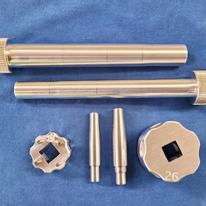 Puede incluir: Un juego de tres cuencos de cerámica anidados en tonos azules, verdes y blancos. Los cuencos presentan un esmalte moteado y un diseño sencillo. El cuenco más grande mide aproximadamente 15 cm de diámetro.