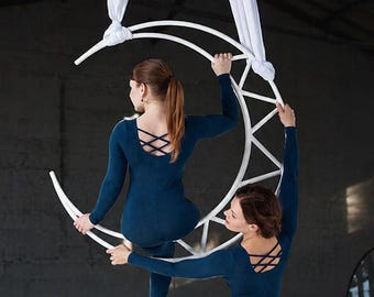 Crescent Moon Aerial Lyra, ein Zirkusgerät aus Stahl für Akrobatiktraining und Bühnenauftritte