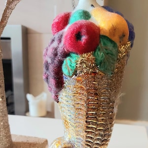 vintage République tchèque, décoration de sapin de Noël peinte à la main en verre soufflé - Grand cône de fruits doré