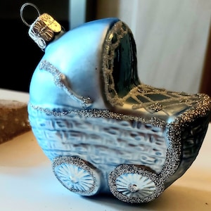 Décoration d&#39;arbre de Noël vintage, République tchèque, verre soufflé peint à la main - Poussette bleue