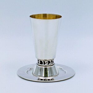 Taza y plato de Kiddush elegante de plata de ley, diseño original de Yitzhak Bier, arte judío de Israel más vendido