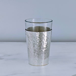 Copa de Kidush de plata, Copa de Shabat elegante, Acabado martillado, Inserto de vidrio, Copa de vino de plata y vidrio, Diseño original de Bier, Regalo único de Chassan