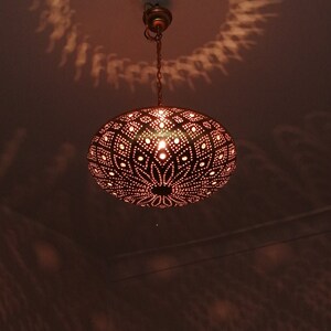 Suspension, plafonnier, lampe suspendue, lampe marocaine, éclairage marocain, lampe de chambre, lampe noire, cadeaux de Noël, décoration intérieure.