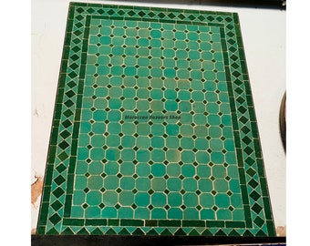 Puede incluir: Un diseño rectangular de mosaico de azulejos en tonos verdes. El campo central presenta una cuadrícula de azulejos cuadrados en un tono turquesa, rodeada por un borde de azulejos verdes más oscuros. El texto "Moroccan Bazaars Shop" es visible.