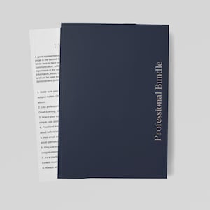 Puede incluir: Un libro azul marino con las palabras "Professional Bundle" impresas verticalmente en color marrón claro. Una hoja de papel blanca es parcialmente visible, con texto que comienza con "EX". El libro está sobre una superficie blanca.