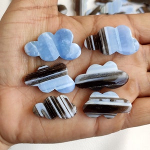 Può includere: Sei cabochon a forma di nuvola in opale blu e nero. I cabochon sono lucidati e hanno una superficie liscia e lucida.