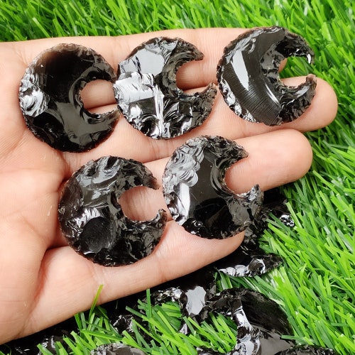 Lune en obsidienne, croissant de lune en cristal d'obsidienne, lune sculptée en obsidienne noire, lune en obsidienne pour bijoux sur emballage métallique, cadeau déco