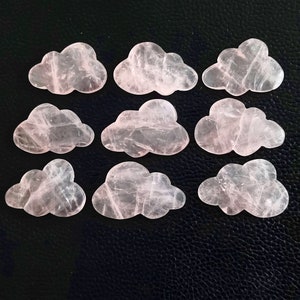 Peut inclure: Dix pierres en forme de nuage en quartz rose. Les pierres sont translucides et ont une texture naturelle et rugueuse.