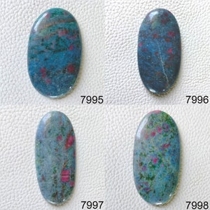 Pode incluir: Quatro pedras preciosas cabochão de forma oval com um padrão de mármore azul, verde e rosa. As pedras estão dispostas em uma grade com os números 7995, 7996, 7997 e 7998 abaixo de cada pedra.
