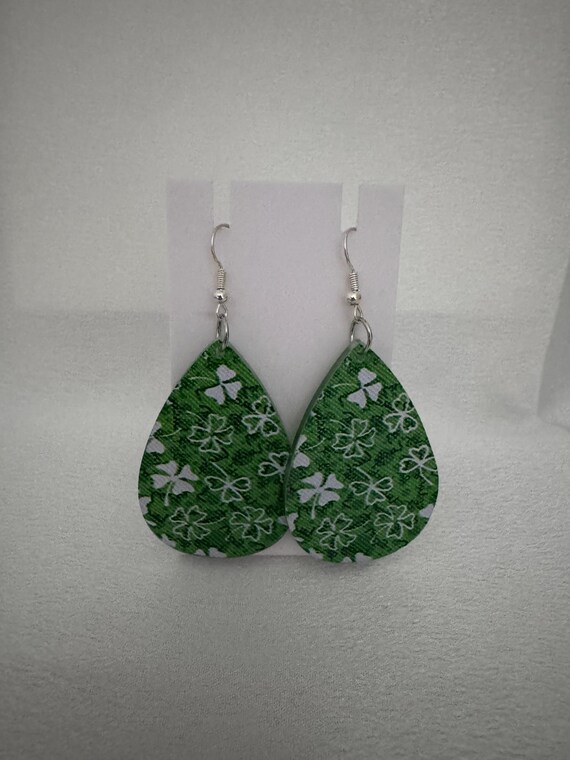 Irish Clover Dangle Earrings.