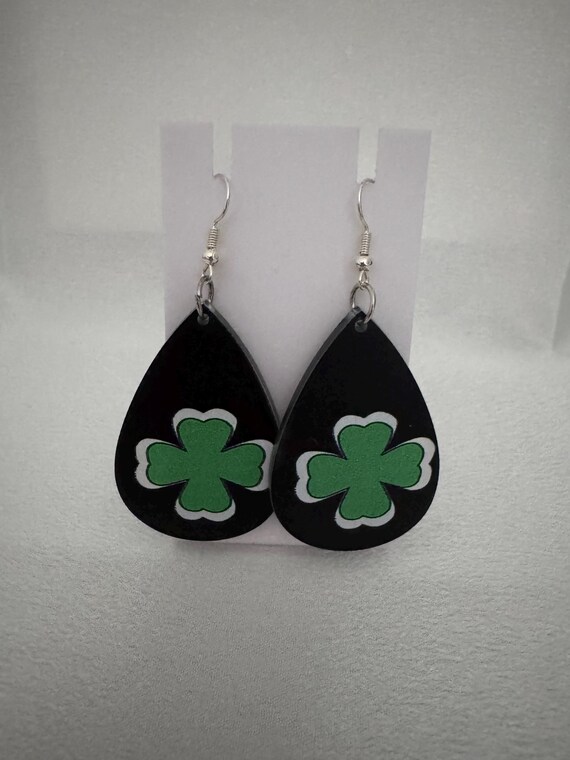 Irish Clover Dangle Earrings.
