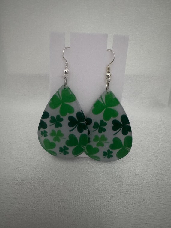 Irish Clover Dangle Earrings.