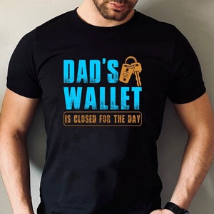 Cartera de papá cerrada por el día Camiseta estampada / Camiseta de regalo de papá impresionante Camiseta del día del padre / Mejor regalo de cumpleaños divertido de papá para camisetas de papá