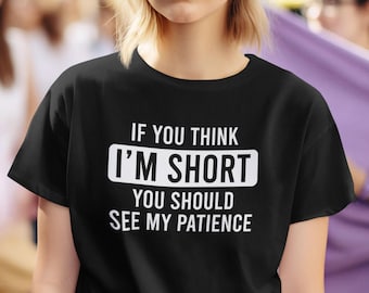 Puede incluir: Camiseta negra con texto blanco que dice "Si crees que soy bajo, deberías ver mi paciencia".
