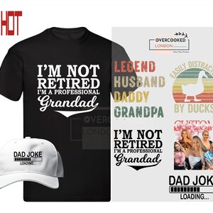 K&ouml;nnte beinhalten: Ein schwarzes T-Shirt mit dem Text "I'm not retired I'm a professional Grandad" in Wei&szlig;. Eine wei&szlig;e Baseballkappe mit dem Text "Dad Joke Loading..." in Schwarz. Ein wei&szlig;er Hintergrund mit dem Text "Legend Husband Daddy Grandpa I'm not retired I'm a professional Grandad" in Schwarz. Eine Grafik eines Entchens mit dem Text "Easily Distracted by Ducks" im Vintage-Stil. Eine Grafik einer Gruppe von Menschen mit dem Text "Custom" im Vintage-Stil. Ein wei&szlig;er Hintergrund mit dem Text "Dad Joke Loading..." in Schwarz.