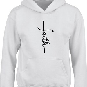Puede incluir: Sudadera con capucha blanca con una cruz negra y la palabra "faith" escrita verticalmente en la parte delantera.