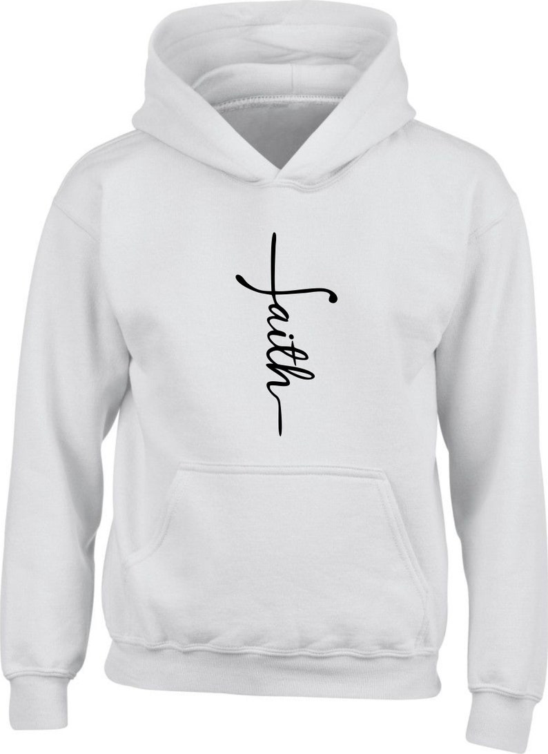 Puede incluir: Sudadera con capucha blanca con una cruz negra y la palabra "faith" escrita verticalmente en la parte delantera.