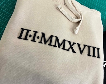 Sudadera con capucha personalizada con números romanos bordados - Regalo de aniversario