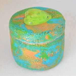 Lata de armazenamento para itens colecionáveis. Lata de metal esculpida em argila. Lata de armazenamento segura para alimentos. Caixa de bugigangas de argila de polímero. Caixa de design de mapa abstrato.