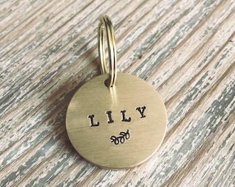 Gepersonaliseerde hondenpenning - handgemaakte halsband Olijftak tag - op maat gemaakte hond kat ID-tag schijfje - messing - handgemaakte hondenliefhebber cadeau