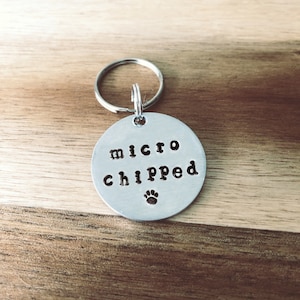 Gepersonaliseerde hondenpenning - handgemaakte microchip roestvrijstalen halsbandtag - op maat gemaakte hond kat identificatieschijfje - handgemaakt - cadeau