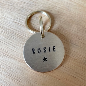 Gepersonaliseerde hondenpenning - handgemaakte halsband ster tag - op maat gemaakte hond kat ID tag schijfje - messing - handgemaakte hondenliefhebber cadeau