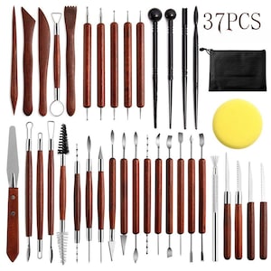 Pode incluir: Um conjunto de 37 ferramentas para cerâmica e escultura em argila com cabos de madeira e pontas metálicas, incluindo ferramentas de laço, estiletes de bola, uma espátula, uma escova, uma esponja amarela circular e uma bolsa preta com 37PCS.