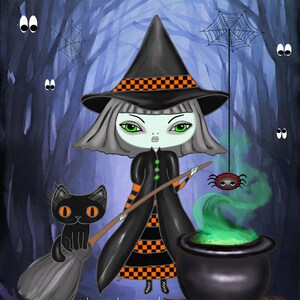 Pu&ograve; includere: Illustrazione di una strega con occhi verdi, che indossa un cappello nero con rifiniture a scacchi arancioni e un vestito nero con dettagli a scacchi arancioni. Un gatto nero &egrave; seduto su una scopa. Un calderone bolle con liquido verde e un ragno rosso &egrave; appeso sopra.