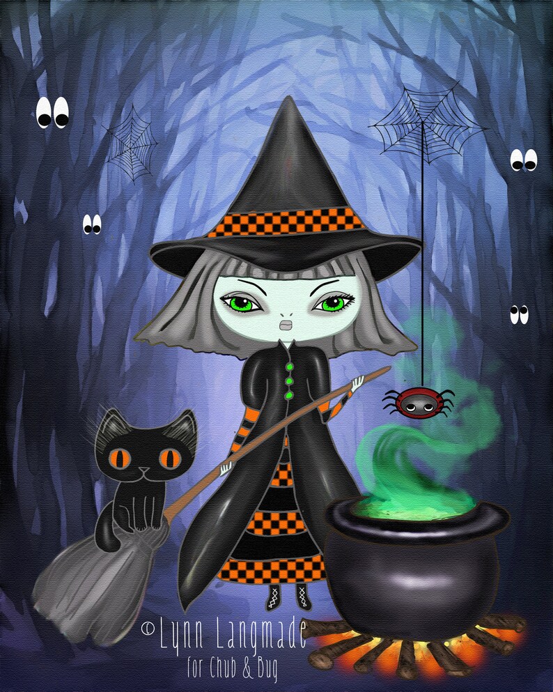 Pu&ograve; includere: Illustrazione di una strega con occhi verdi, che indossa un cappello nero con rifiniture a scacchi arancioni e un vestito nero con dettagli a scacchi arancioni. Un gatto nero &egrave; seduto su una scopa. Un calderone bolle con liquido verde e un ragno rosso &egrave; appeso sopra.