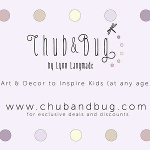 Pu&ograve; includere: Sfondo lilla chiaro con il testo "Thub & Bug by Lynn Langmade". Sotto, "Art & Decor to Inspire Kids (at any age)" e "www.chubandbug.com for exclusive deals and discounts". L'immagine presenta punti decorativi.