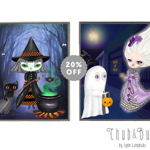 Pu&ograve; includere: Due stampe artistiche incorniciate a tema Halloween. Una raffigura una strega con un gatto nero, un calderone bollente e un ragno. L'altra mostra un fantasma che fa dolcetto o scherzetto e una donna in abito viola. Il testo "Trick or Treat" &egrave; visibile.