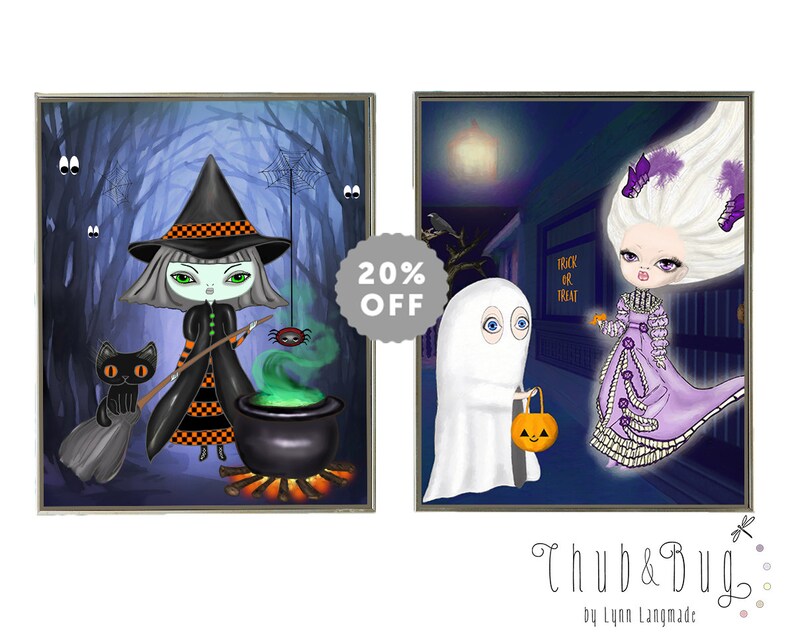 Pu&ograve; includere: Due stampe artistiche incorniciate a tema Halloween. Una raffigura una strega con un gatto nero, un calderone bollente e un ragno. L'altra mostra un fantasma che fa dolcetto o scherzetto e una donna in abito viola. Il testo "Trick or Treat" &egrave; visibile.