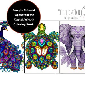 Op de afbeelding: Voorbeeldgekleurde pagina's uit het Fractal Animals kleurboek. De afbeelding toont drie gedetailleerde, kleurrijke illustraties: een pauw, een schildpad en een olifant. De pauw heeft levendige blauwe en paarse veren. De schildpad en de olifant zijn ook ingewikkeld ontworpen.