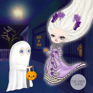 Pu&ograve; includere: Illustrazione digitale di una scena di Halloween. Un fantasma con un secchio a forma di zucca che fa dolcetto o scherzetto a una casa. Una donna in abito viola con capelli bianchi e scarpe viola &egrave; alla porta. Il testo "Trick or Treat" &egrave; sulla finestra.