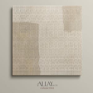 Puede incluir: Impresión de arte abstracto con un fondo beige y un patrón de pequeñas líneas verticales. La impresión presenta tres formas superpuestas en un color beige más claro.